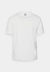 Vit bomull t-shirt med korta ärmar, rund halsringning och en etikett med en QR-kod på den övre delen av ryggen. Slät textur, enkel design.