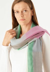 Lichte sjaal met zachte, gemengde kleuren: roze, groen, beige en blauwe strepen. De textuur van de stof valt elegant om de nek.
