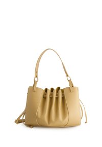 Gelbe Lederhandtasche mit einem gerafften Falten-Design, kurzen Griffen und einem verstellbaren Tragegurt. Glatte Textur mit minimalen Hardware-Akzenten.