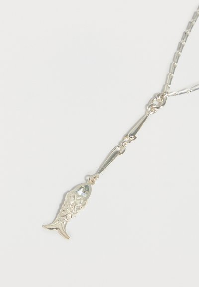 Ασημένιο κολιέ με λεπτομερές μενταγιόν σε σχήμα ψαριού που διαθέτει ένα διαυγές λίθο σε σχήμα σταγόνας ως το κεφάλι του ψαριού.