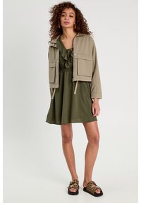 Cache Cache MIT VOLANTS - Robe de jour - vert kaki