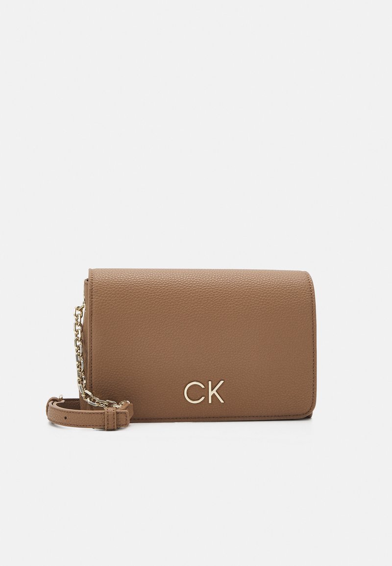 Calvin Klein RELOCK SHOULDER BAG FLAP Handtasche safari canvas