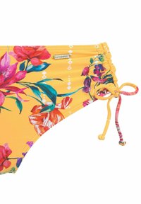 Bas de bikini jaune avec un motif floral en rose et violet. Comprend des liens latéraux ajustables et une étiquette de marque métallique.