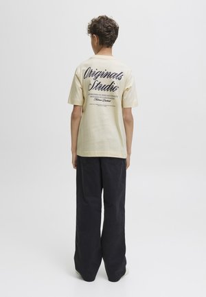 Jack & Jones Junior, JORNORREBRO - Nyomott mintás póló - antique white