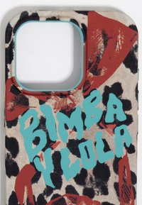 Pokrowiec na telefon komórkowy z nadrukiem w panterkę, z czerwonymi akcentami i turkusowym napisem "Bimba Y Lola". Kwadratowe wycięcie na aparat na górze.