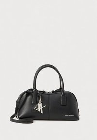 Mustast nahast käekott ümarate kujudega, hõbedased metalldetailid ja reguleeritav rihm. Kaunistatud logoga ja võtmehoidja aksessuaariga.