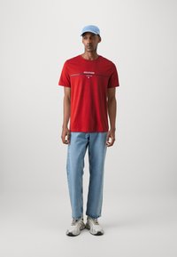 Tommy Hilfiger STRIPE TEE - T-shirt con stampa - dark magma