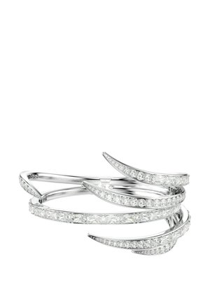 Bracciale a spirale in argento con più file di piccoli gioielli chiari di forma rotonda e quadrata incastonati lungo le sue bande curve.