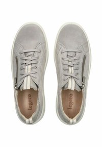 Sneaker in suede grigio chiaro con lacci e zip laterale, suola in gomma bianca e accenti a righe a contrasto sulla zip.