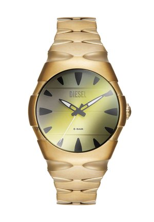 Reloj de pulsera Diesel en tono dorado con correa metálica, marcadores de hora negros y agujas que señalan las 10:10, resistencia al agua marcada como 5 BAR.