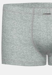 Pantaloni boxer grigi e strutturati con un design aderente, dotati di una vita cucita e cuciture, e un sottile motivo mélange.