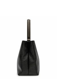 Borsa nera con texture, caratterizzata da una silhouette strutturata, un fondo piatto e ampio e una maniglia sottile e robusta per il trasporto.