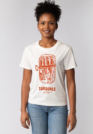T-shirt en coton blanc avec un graphique de conserve de sardines en orange, portant le texte "SARDINES Portugal" en dessous, à manches courtes et col rond.