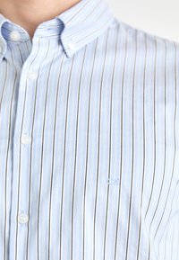Calvin Klein OXFORD STRIPE SLIM - Shirt - vista blue