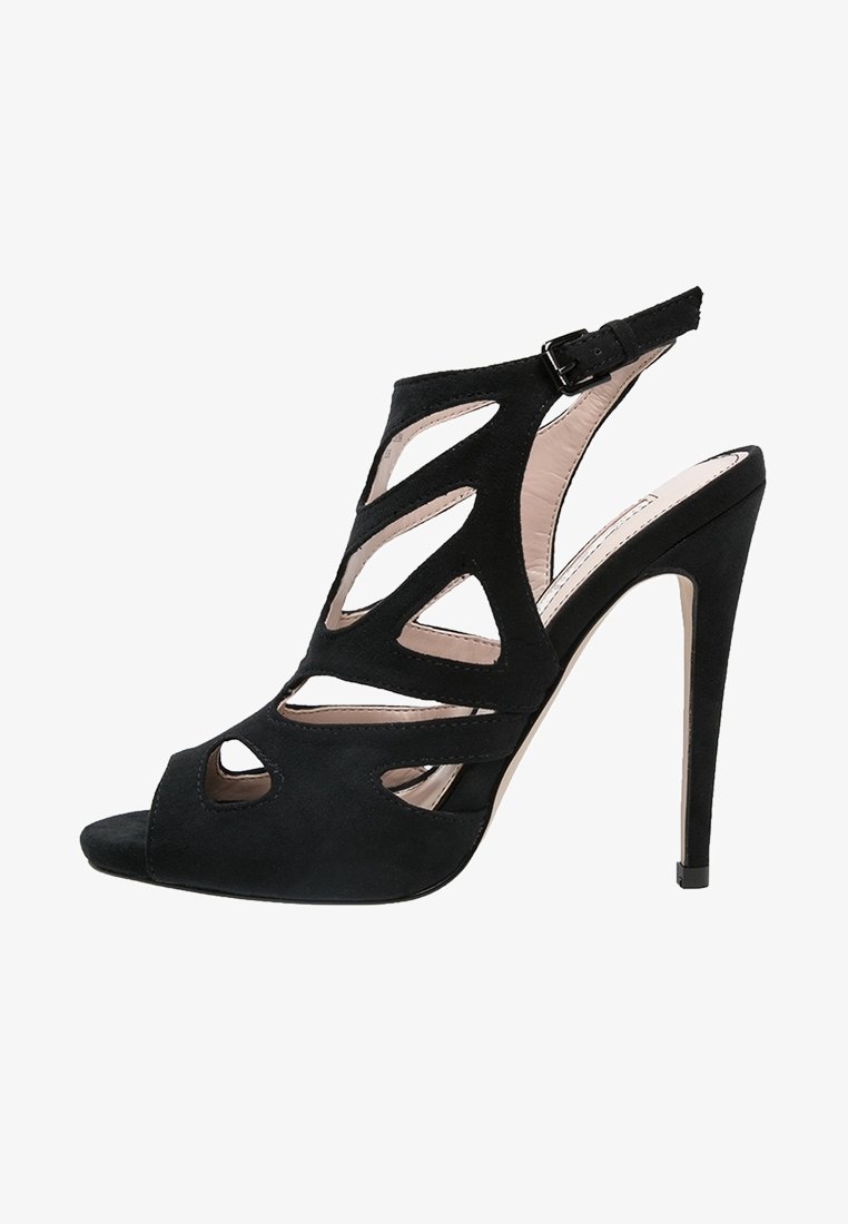 Sandale à talons hauts en daim noir avec plusieurs découpes, bout ouvert, bride arrière et fermeture par boucle.