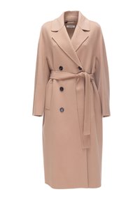 Cappotto trench beige con design doppiopetto, ampio colletto tagliato e cintura in tessuto. Presenta bottoni neri e tasche laterali.