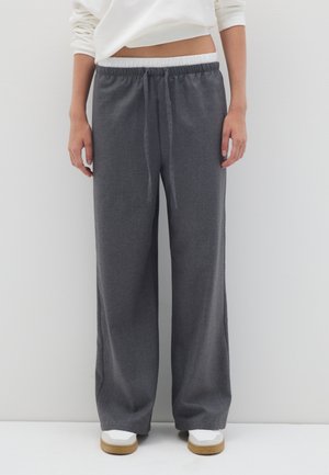 Graue weite Hosen aus weichem Material, mit einem elastischen Bund und Kordelzug sowie einem subtilen Strukturmuster.
