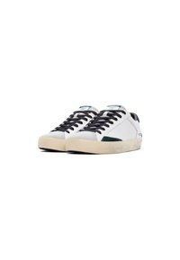 Sneaker bianchi con lacci neri, accenti verdi e suola in gomma beige. Realizzati in pelle e suede con una texture liscia e un design minimalista.