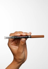 Matita sopracciglia dual-end; un lato presenta una punta di matita sottile e marrone, mentre l'altro ha un pennello a spirale. Cassa nera con scritte rosse.