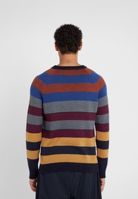 Meer kleurige gestreepte trui met horizontale strepen in rood, blauw, grijs, wijnrood en geel. Gebreide textuur met geribbelde manchetten en zoom.