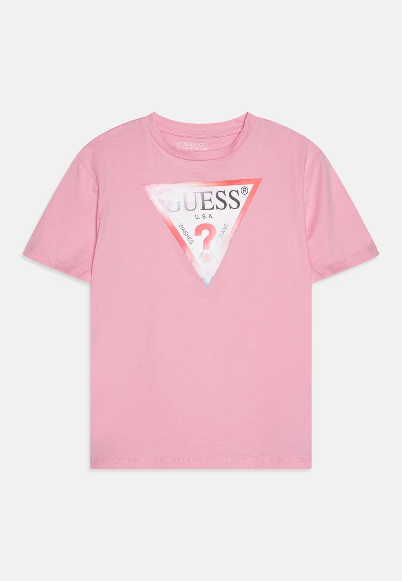 Rožinė medvilninė marškinėlių su trikampiu grafiniu piešiniu, kuriame yra prekės ženklas "GUESS", klaustukas ir tekstas "WASHED JEANS" juoda ir balta spalvomis.