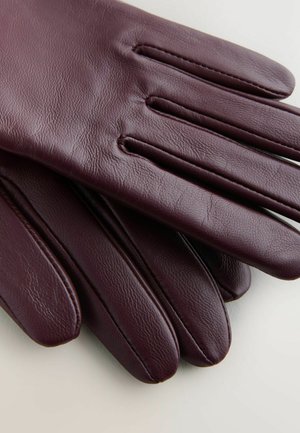 Bordo odos pirštinės su lygiu paviršiumi, turinčios tiesių pirštų dizainą ir subtilias siuvimo detales, kruopščiai išdėstytos ant šviesaus fono.