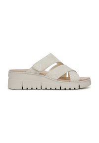 Witte platform sandaaltjes met gekruiste textuurbanden, gevoerd voetbed en een chunky rubberen zool met groeven, die moderne design en ondersteuning bieden.
