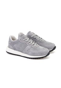 Graue Wildledersneaker mit einem leichten Design, Mesh-Akzenten, runden Schnürsenkeln und einer weißen Zwischensohle mit einer strukturierten schwarzen Außensohle.