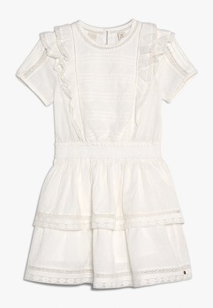 Biała sukienka dziewczęca z krótkim rękawem, ozdobiona falbaną z koronki, z elastyczną talią, warstwową spódnicą i delikatną, kropkowaną fakturą materiału.