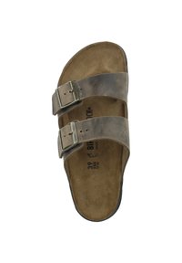 Infradito in pelle marrone con due cinturini regolabili, fibbie in metallo e una soletta sagomata. Suola piatta con una finitura testurizzata. Taglia 39.