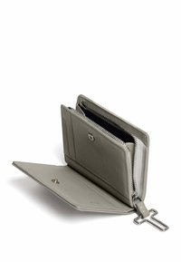 Portafoglio in pelle grigia con chiusura a zip, scomparti per carte e hardware metallico a forma di croce. Esterno testurizzato e finitura interna liscia.