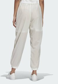 Lätta, krämfärgade joggerbyxor med elastisk midja och muddar, med en texturerad tygkvalitet och avsmalnande silhuett.