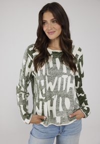 Grüner und weißer Pullover mit langen Ärmeln, der mit einem strukturierten, abstrakten Muster versehen ist. Abgerundeter Saum und kontrastierende gerippte Bündchen. Weicher Stoff, lässige Passform.