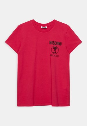 Rotes Baumwoll-T-Shirt mit kurzen Ärmeln, rundem Ausschnitt und vorne schwarzem Moschino Milano-Logo mit markantem Grafikdesign.