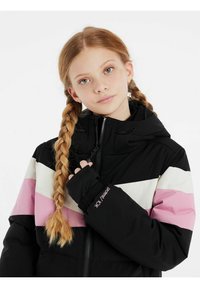 Veste noire rembourrée avec des rayures horizontales rose et blanche, fermeture éclair à l'avant, capuche ajustable et poignets élastiques. Logo de la marque sur le poignet.