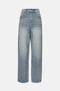 Lys blå denim vid ben-jeans med høy midje, som har to frontlommer og en klassisk knapp- og glidelåslukking.