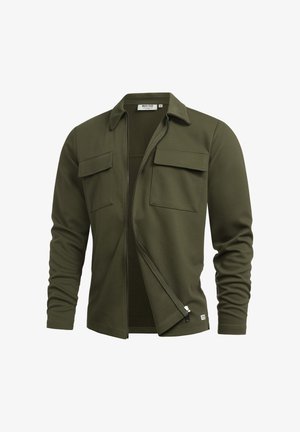 Olivengrøn langærmet skjortejakke med krave, to brystlommer med klap og en delvist åben lynlås foran.