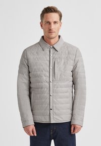 Grau gesteppte Jacke mit Knopfleiste, Hemdkragen und aufgesetzter Tasche; gefertigt aus strukturiertem Stoff mit horizontalen Steppmuster.