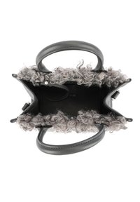 Borsa nera con bordi in pelliccia riccia grigia nella parte superiore. Caratterizzata da doppi manici e un ampio interno con hardware minimale.