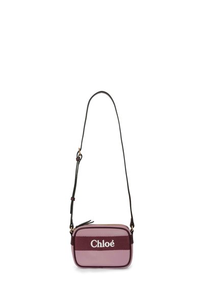Borsa a tracolla Chloé in rosa intenso e bacca, forma rettangolare con zip, tracolla regolabile e logo ricamato sul davanti.