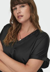 ONLY Carmakoma CARBRYNJA - Pamata T-krekls - black