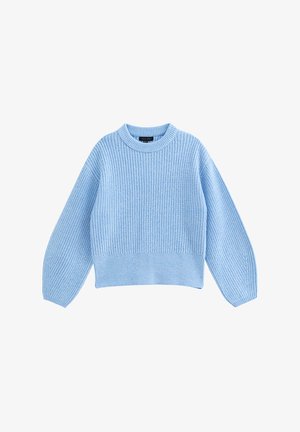 Jasnoniebieski sweter dziergany z okrągłym dekoltem, żebrowaną teksturą i długimi rękawami typu balon. Dół i mankiety są lekko prążkowane.