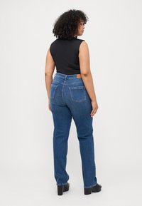 ONLY Carmakoma CARWILLY MID - Tiesaus kirpimo džinsai - dark blue denim