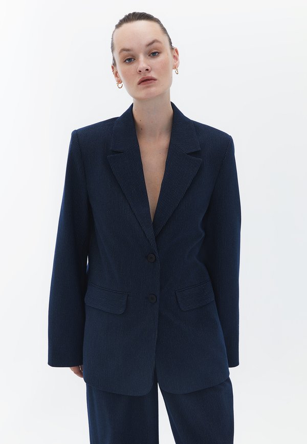 MIT MODISCHER STREIFEN OPTIK - Kurzmantel