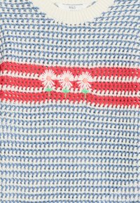 Strickpullover mit einem blau-weißen Hahnentrittmuster, einem roten Streifen und drei gestickten Gänseblümchen in der Mitte. Gerippter Rundhalsausschnitt.