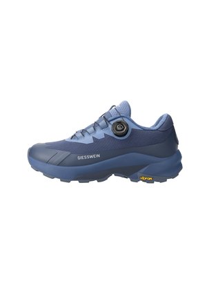 Blauer Giesswein Outdoor-Schuh mit Vibram-Sohle, verstellbarem Drehverschluss-Schnürsystem und strukturiertem Obermaterial für Grip und Halt.