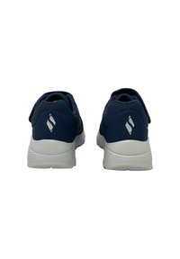 Scarpe sportive blu navy con tomaia in tessuto texturizzato e suola in gomma bianca. Presentano un logo sul tallone e un collo imbottito per supporto.