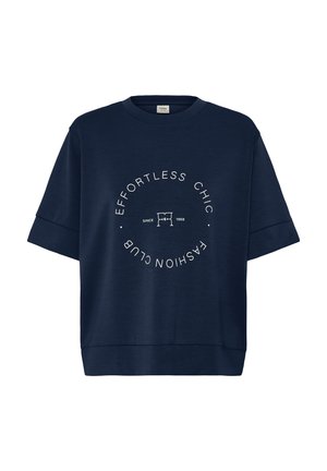 Tmavomodrá mikina s krátkymi rukávmi a okrúhlym výstrihom s bielym kruhovým textom „Effortless Chic Fashion Club Since 1968“ na prednej strane.