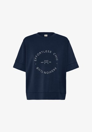 Hanorac navy cu mâneci scurte, guler rotund și text alb circular "Effortless Chic Fashion Club Since 1968" în față.