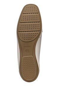 Suela de zapato Geox con una superficie de goma texturizada, que presenta un patrón distintivo de círculos y surcos, en marrón con un borde superior de color beige claro.
